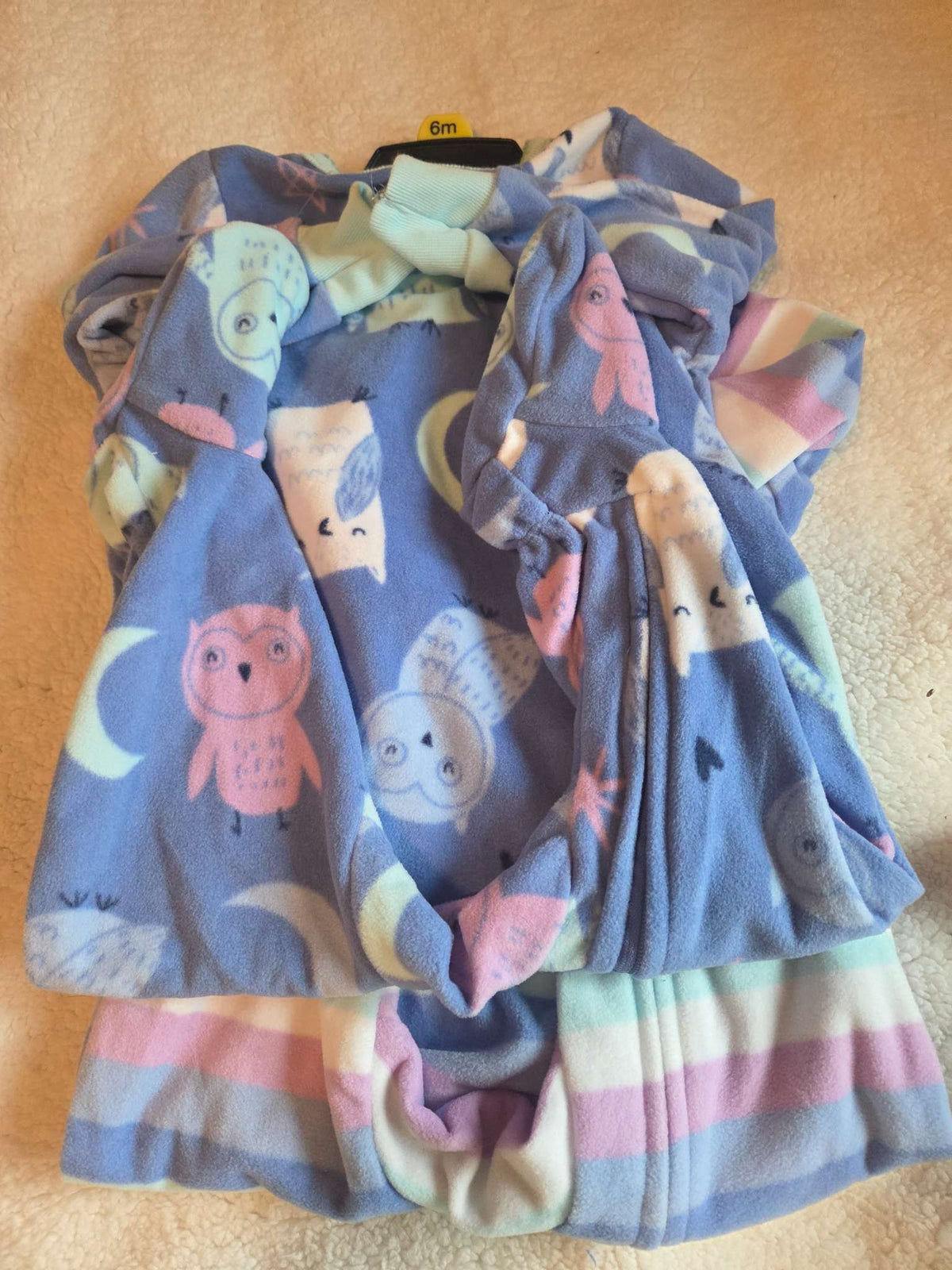 Carter's 2 piece fleecy pajama set- size 6 months, Kids 6 Month (3-6M)