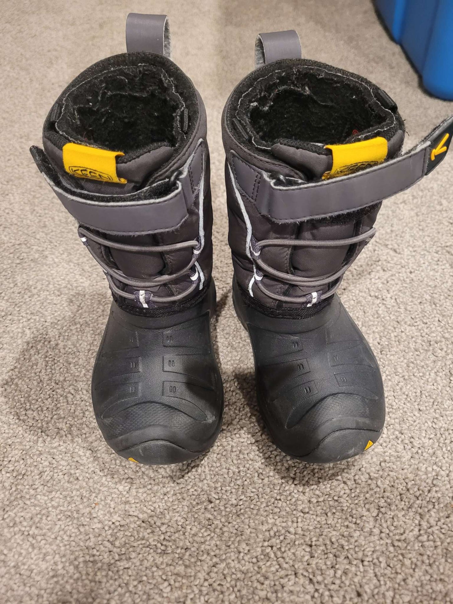 Keen toddler winter boots size 4.5/5, Shoes 4.5 (Walkers:12-24 mth)