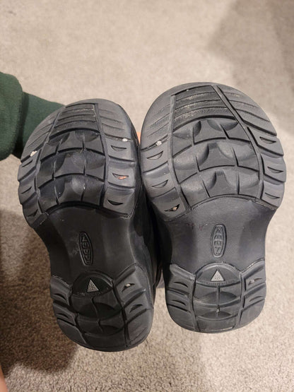Keen toddler winter boots size 4.5/5, Shoes 4.5 (Walkers:12-24 mth)