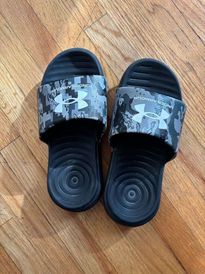 Slides, Under Armour, youth size 13, Shoes 13 (Kids:4-8yr)