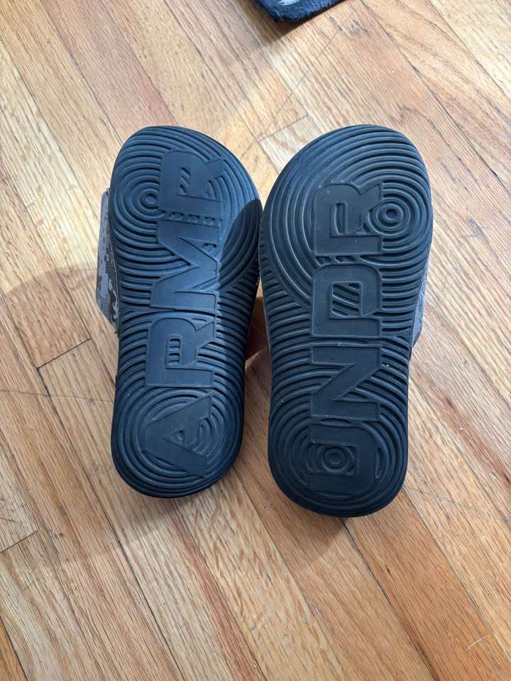 Slides, Under Armour, youth size 13, Shoes 13 (Kids:4-8yr)