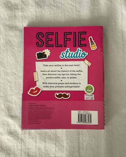 Selfie Studio - With 25 props