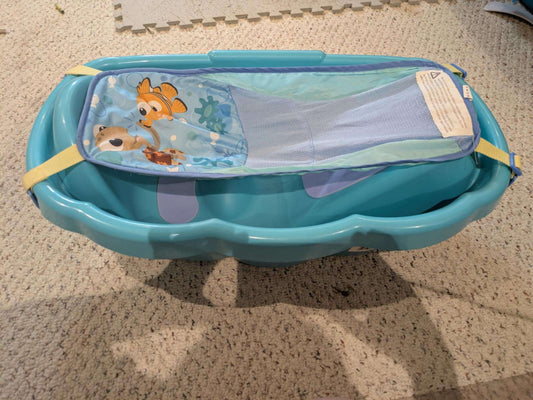 Baby bathtub with newborn hamock insert