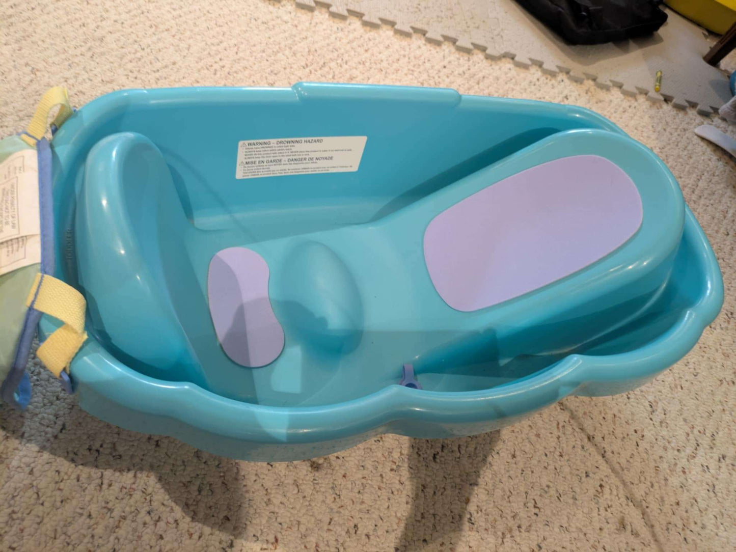 Baby bathtub with newborn hamock insert