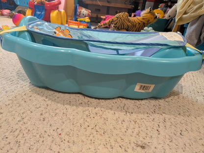 Baby bathtub with newborn hamock insert