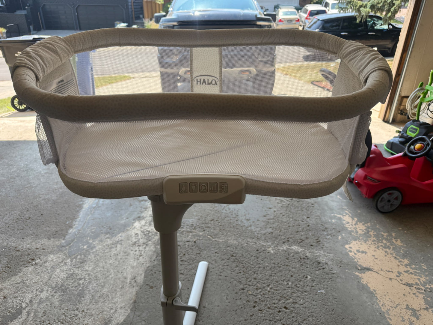 HALO BassiNest Swivel Sleeper