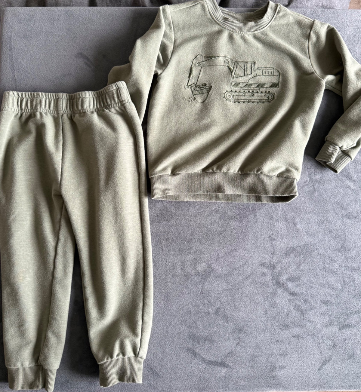 Green Construction Print Sweatsuit set, Crewneck and sweatpants, 3T, Kids 3T