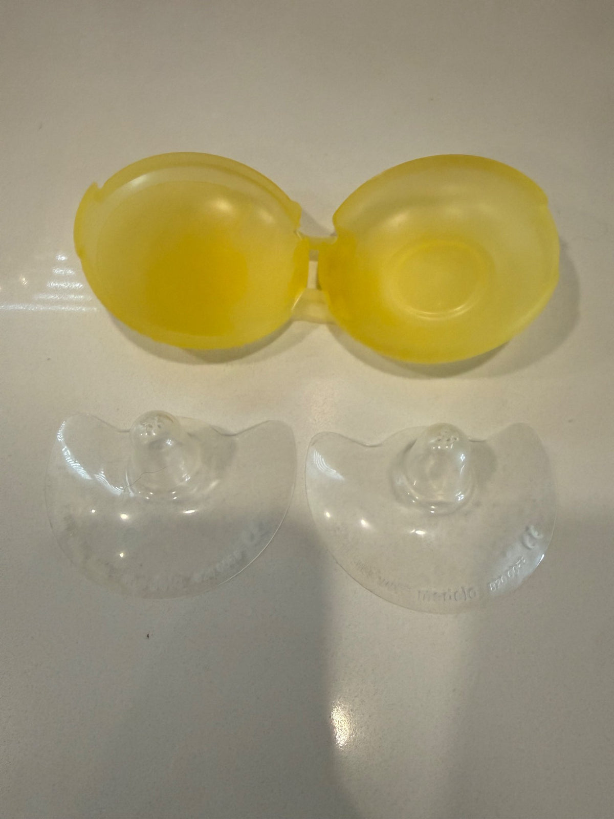 Medela Contact Nipple Sheild x4 with Carrying Case, 16mm