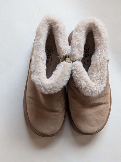 Zara Girl Boot Size 29 (10.5), Shoes 10.5 (Toddler:2-4yr)