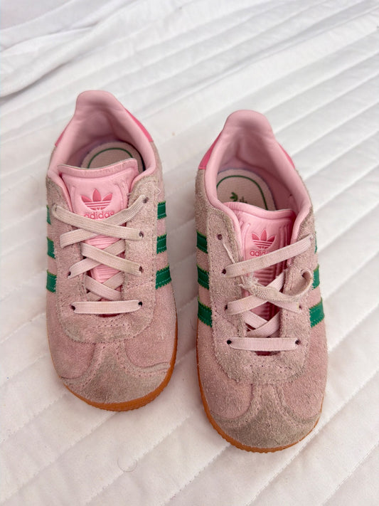 Adidas pink , Shoes 9.5 (Toddler:2-4yr)