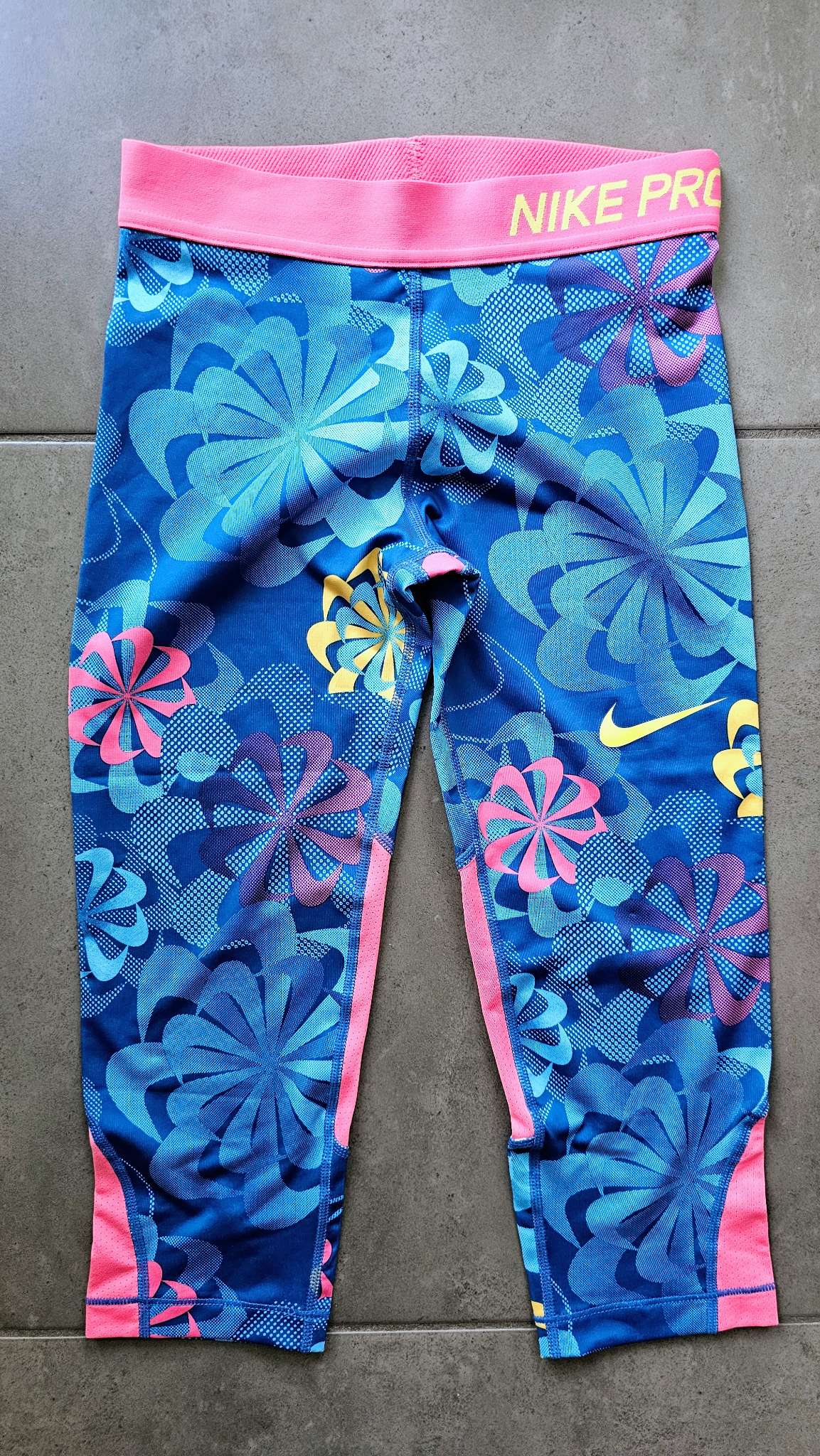 Nike Pro Blue Floral Capri Leggings – (Size 10), Kids 10