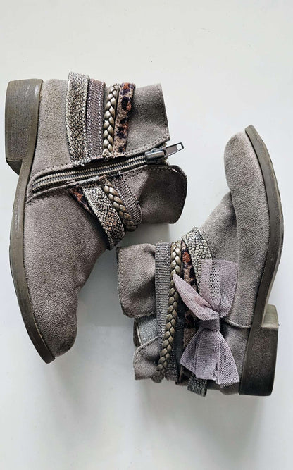 Maggie & Zoe Taupe Bow Ankle Boots (Size 12), Shoes 12 (Toddler:2-4yr)