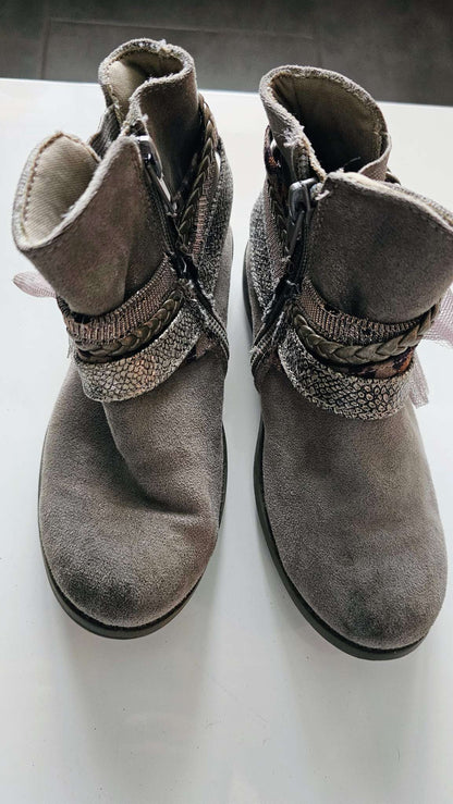 Maggie & Zoe Taupe Bow Ankle Boots (Size 12), Shoes 12 (Toddler:2-4yr)