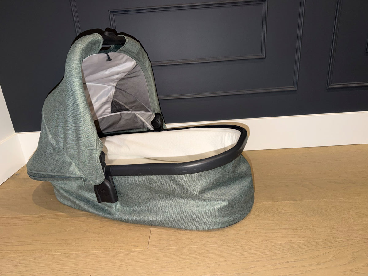 Uppa Baby Bassinet in Gwen v2