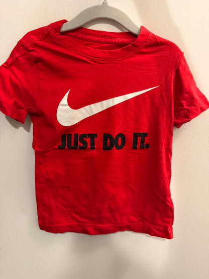 2 pieces bundle - Nike T-shirt and Short Jean - 4T, Kids 4/4T