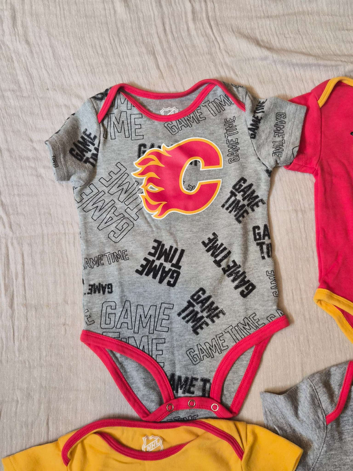 24M Calgary Flames NHL Baby Onesies 4-Pack Bundle, Kids 24 Month (18-24M)