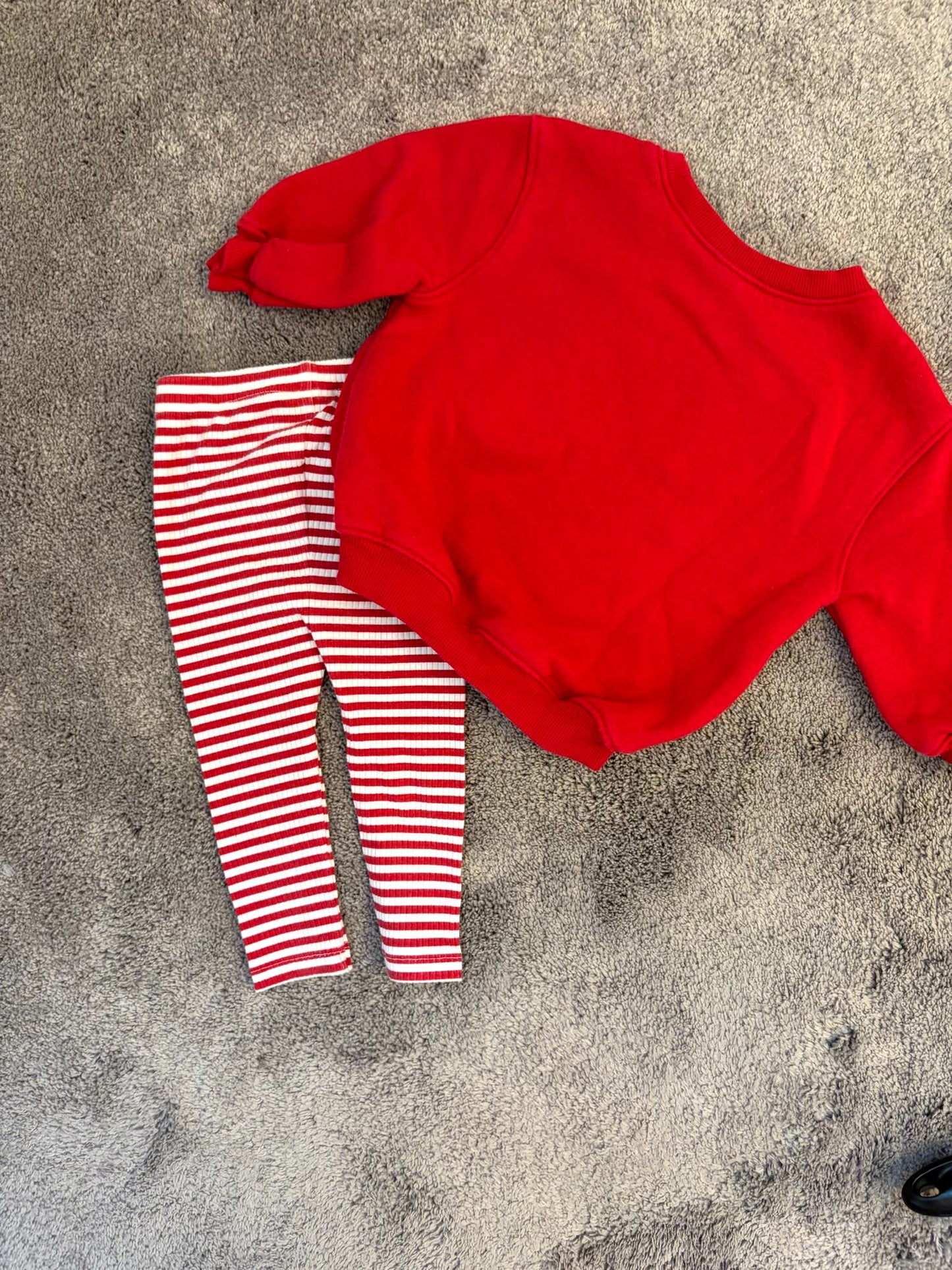 Old Navy 6-12 m holiday sweatshirt and pants outfit, Kids 12 Month (9-12M)