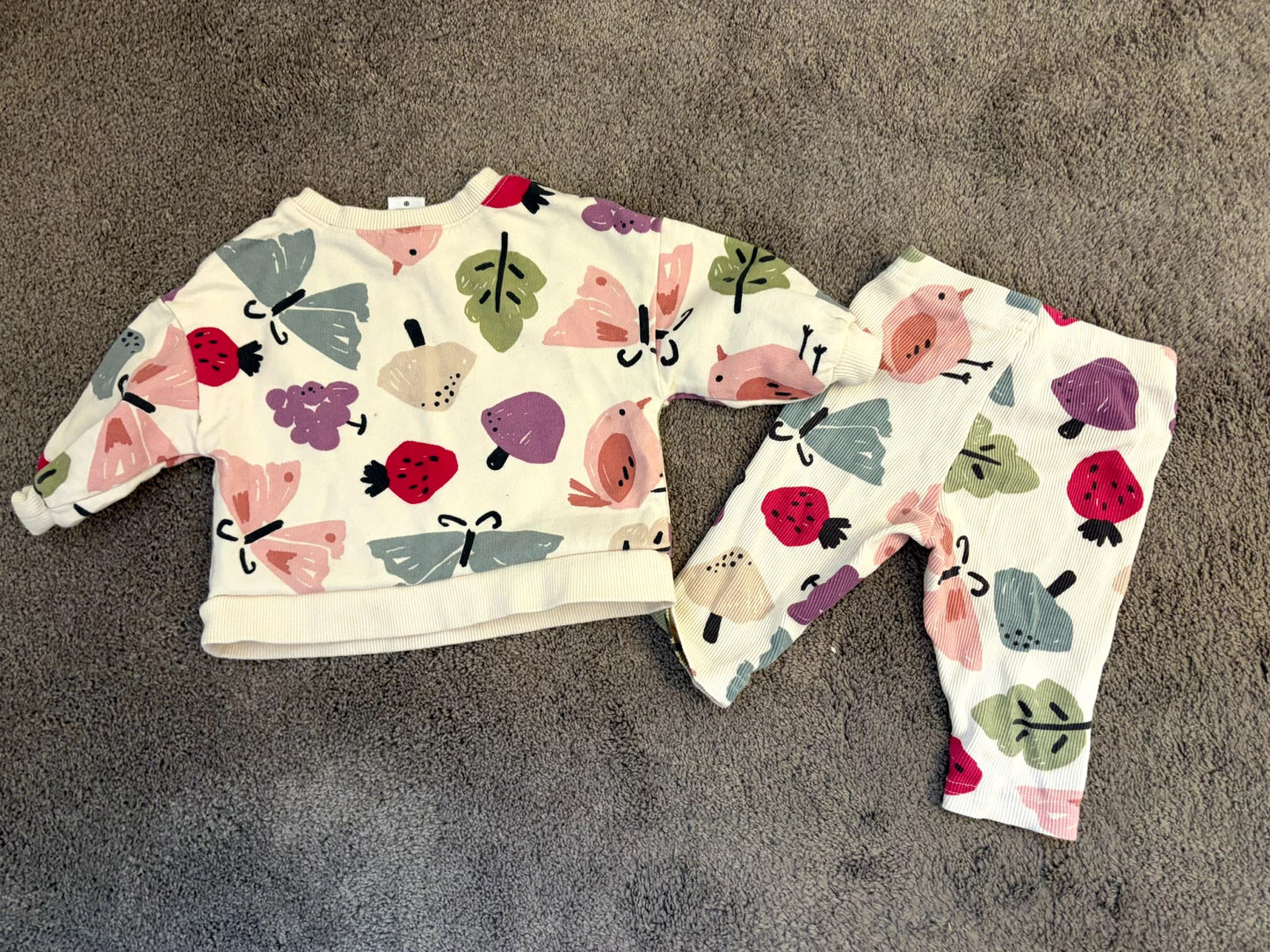 Carter's Sweatshirt and leggings matching set (6 month), Kids 6 Month (3-6M)