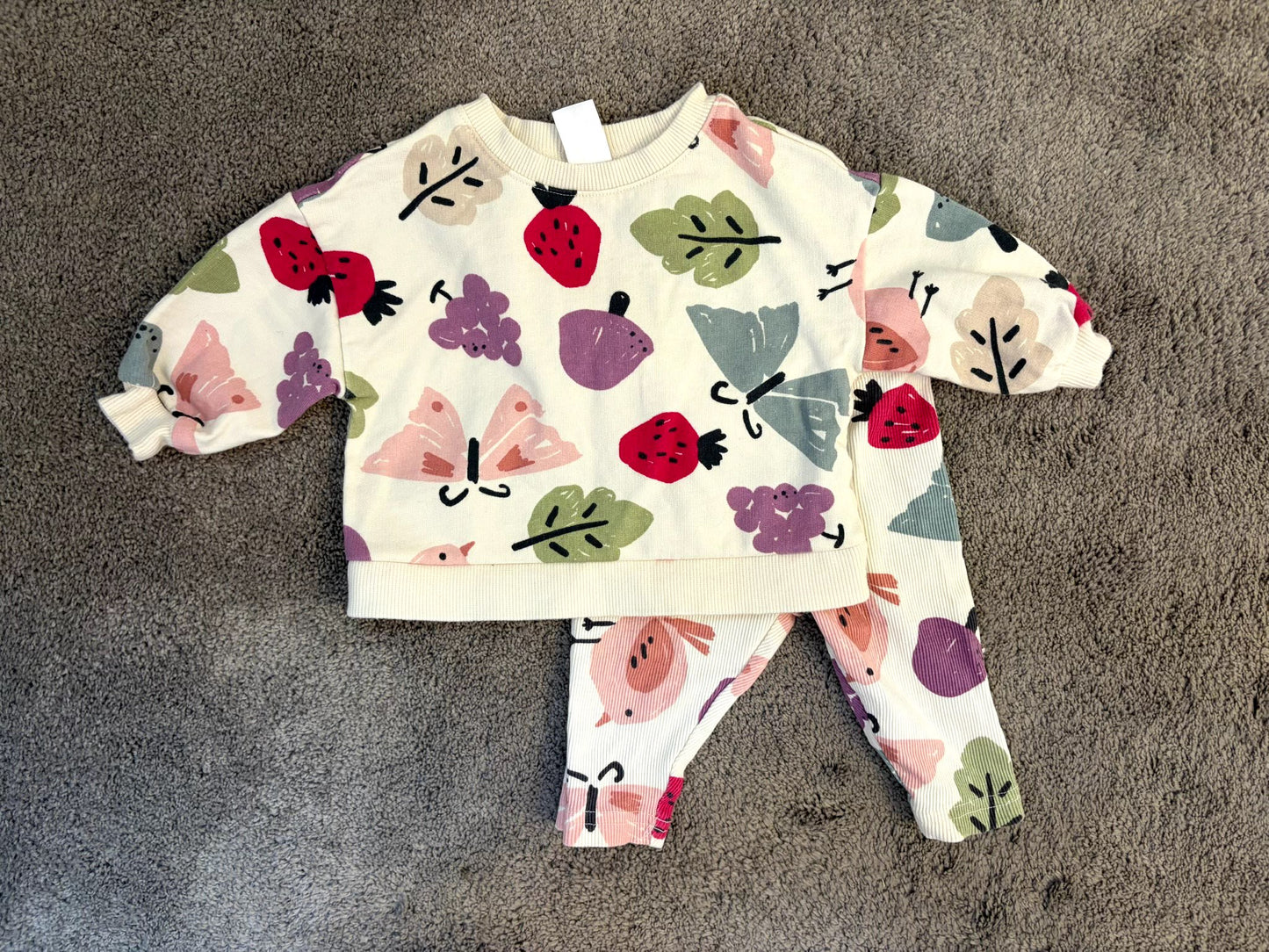 Carter's Sweatshirt and leggings matching set (6 month), Kids 6 Month (3-6M)