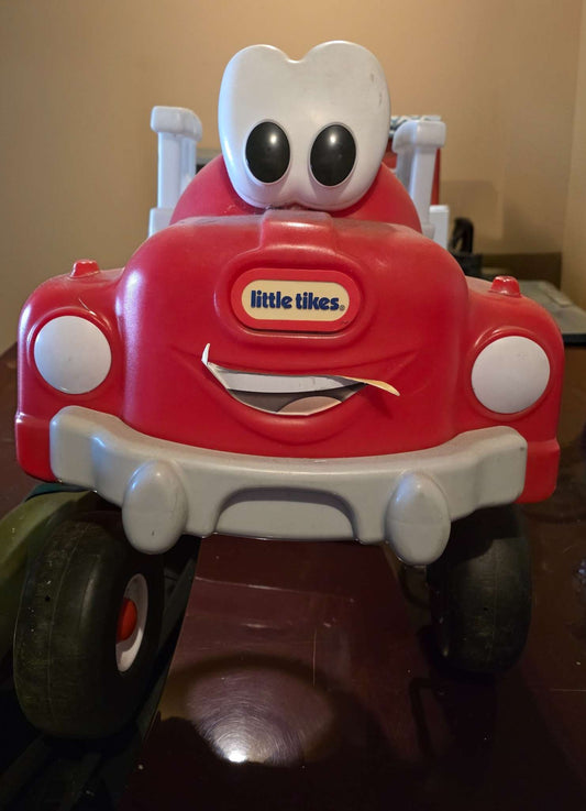 Little Tikes Spray & Rescue Fire Truck