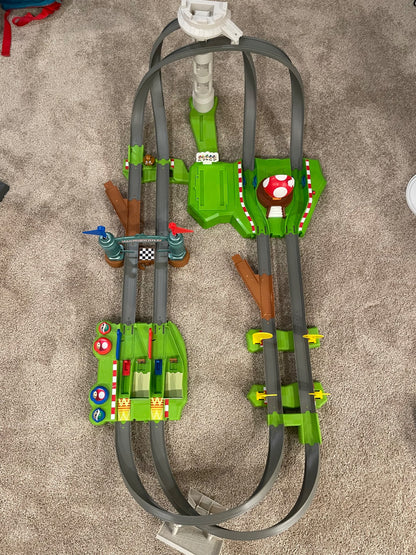 Hot Wheels Mario Kart Circuit Track with Mario and Yoshi
