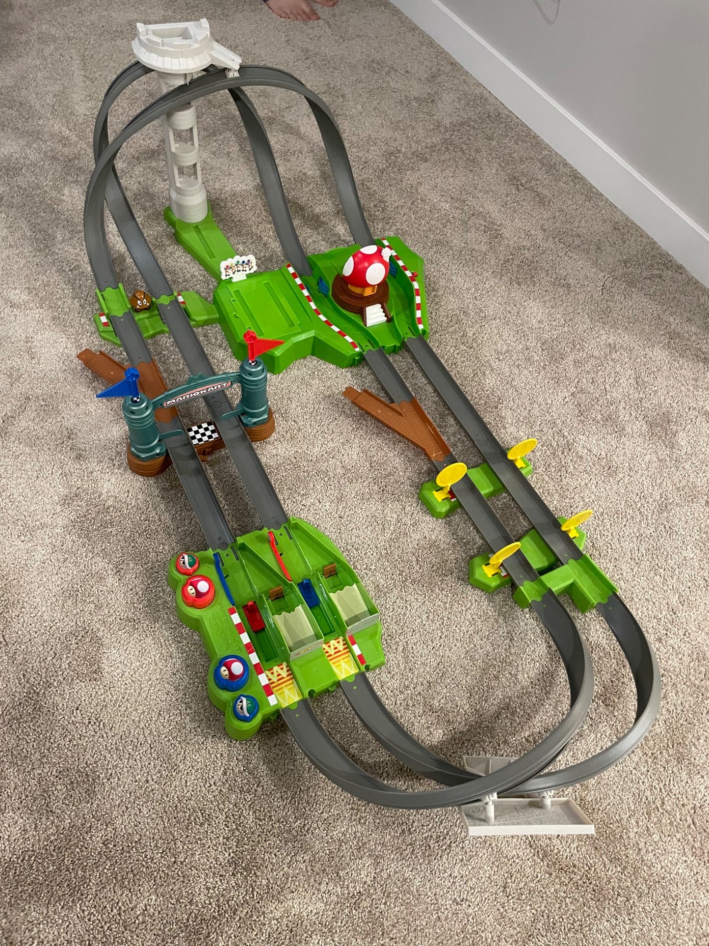 Hot Wheels Mario Kart Circuit Track with Mario and Yoshi