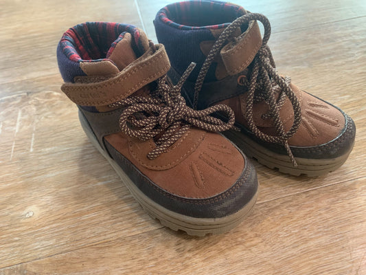 Carters boys winter short boot size 10, Shoes 10 (Toddler:2-4yr)