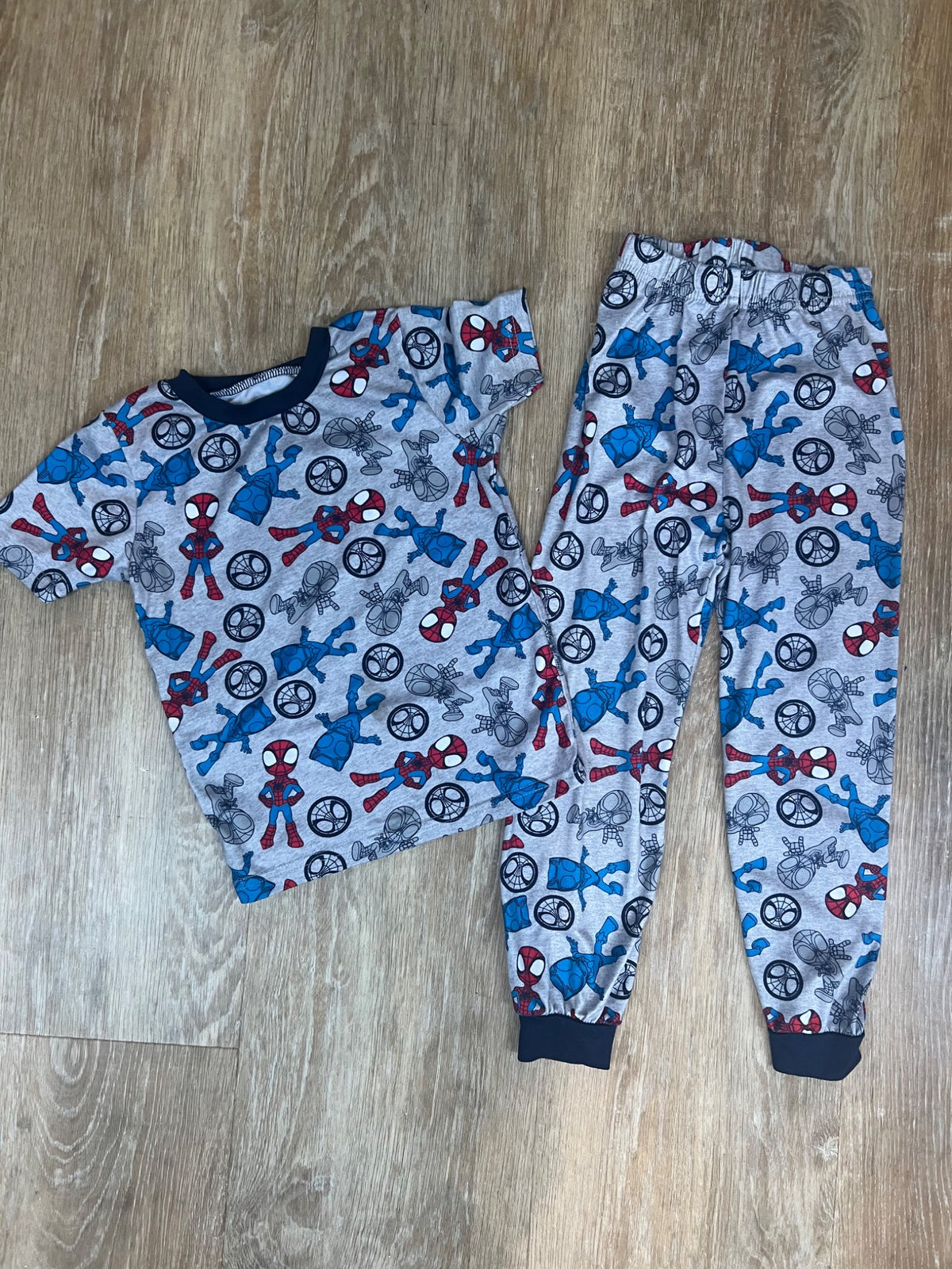 Spiderman pajamas  size 5T, Kids 5/5T
