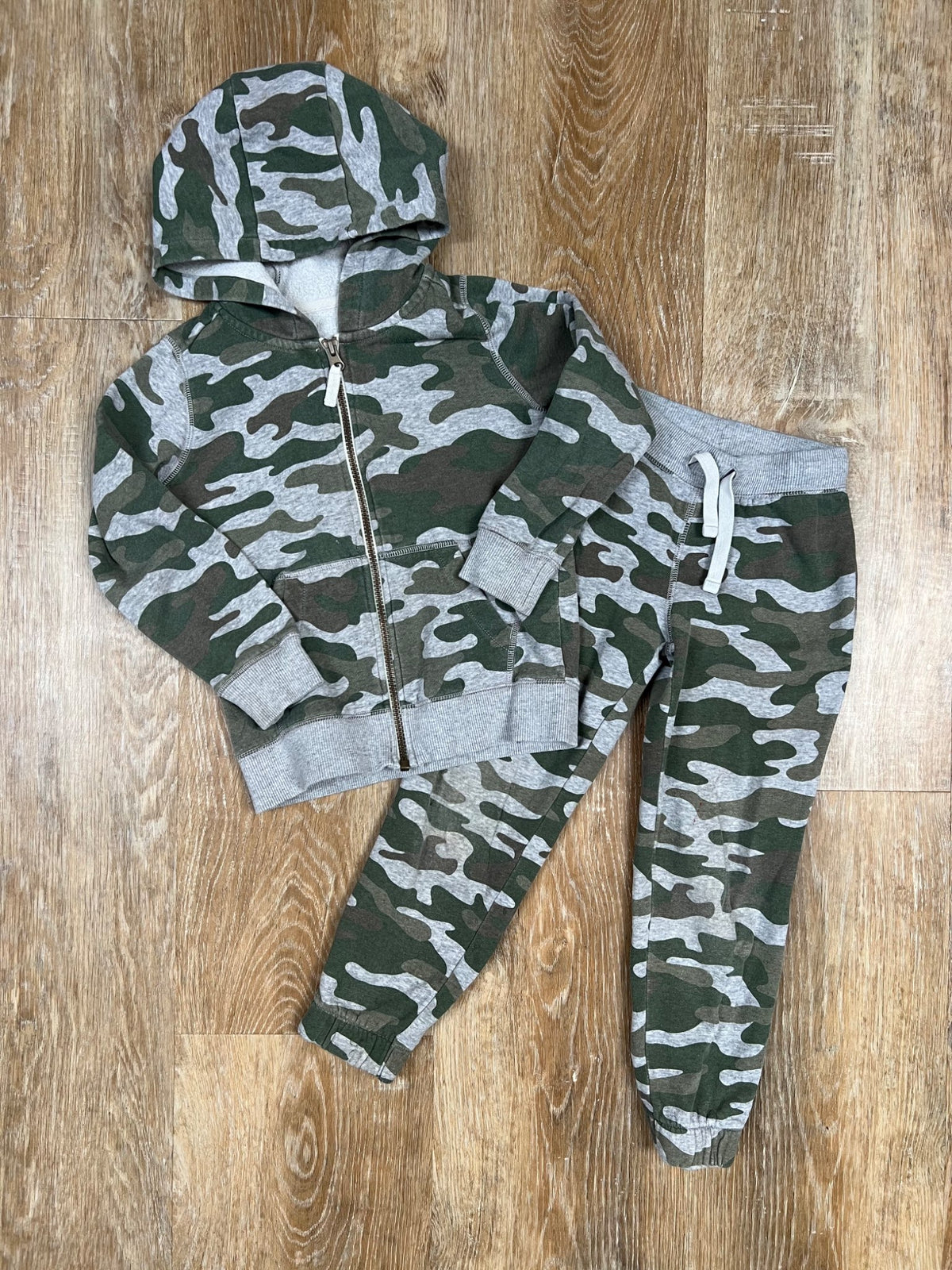 Camo Sweatsuit - size 4/5, Kids 4/4T