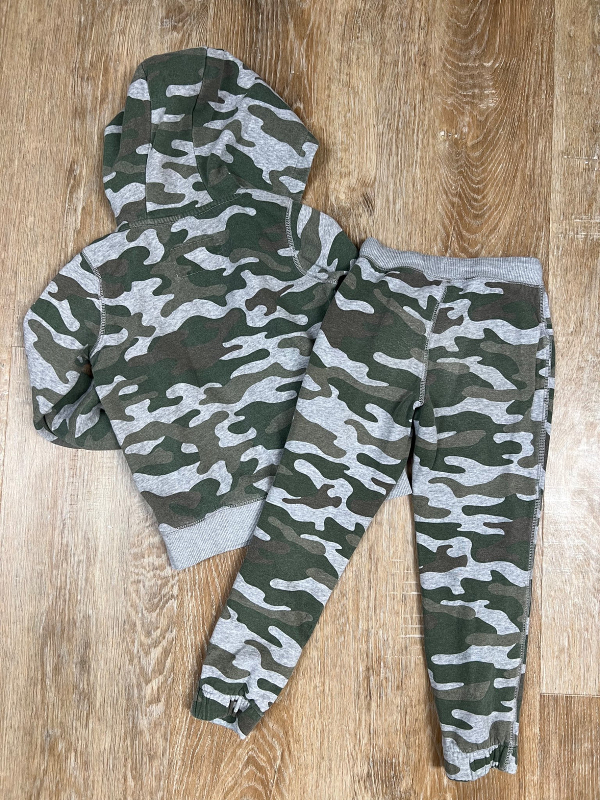 Camo Sweatsuit - size 4/5, Kids 4/4T