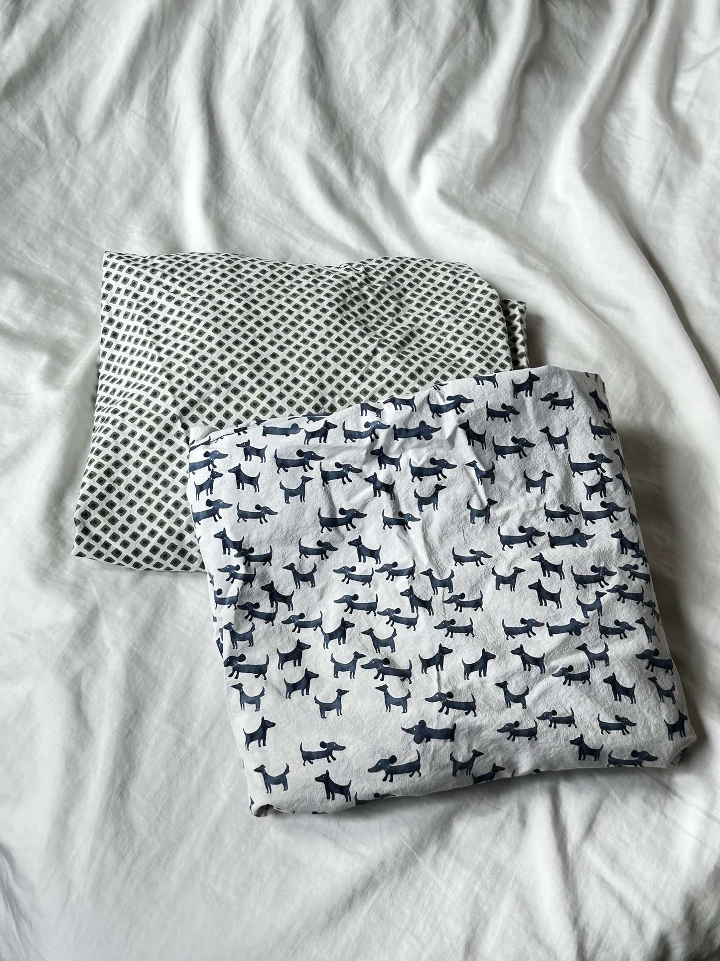 Pottery Barn Organic Kids Crib Sheets – 2-Pack – Navy/White - Dog and Geometric