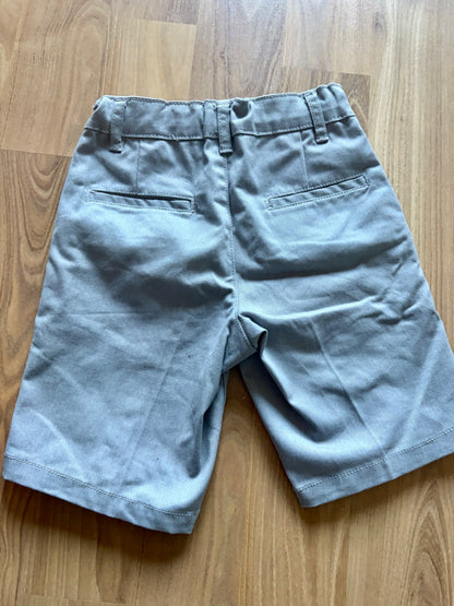 size 5/6 grey khaki style shorts , Kids 5/5T