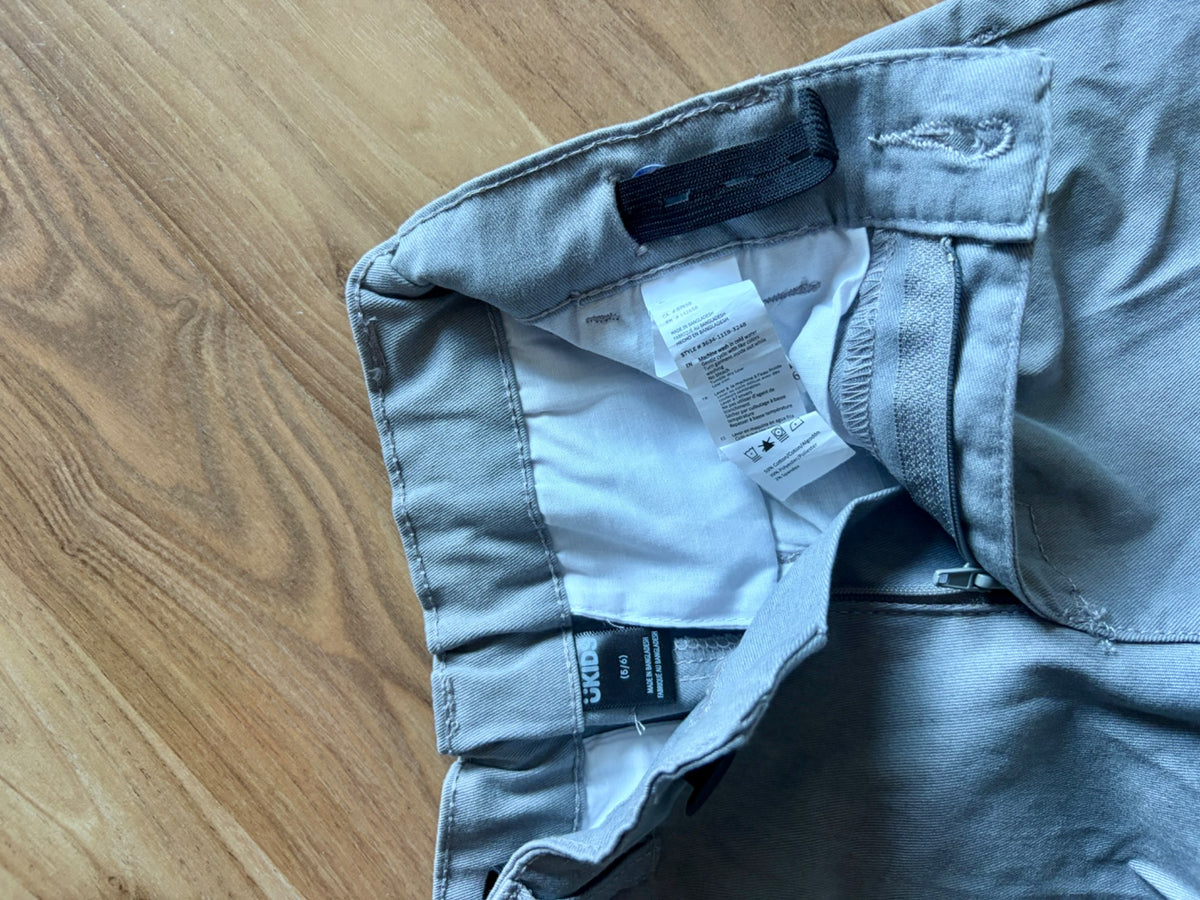 size 5/6 grey khaki style shorts , Kids 5/5T