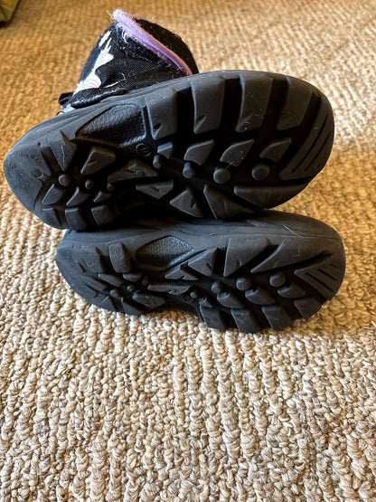 Girls winter boots size 9, Shoes 9 (Toddler:2-4yr)