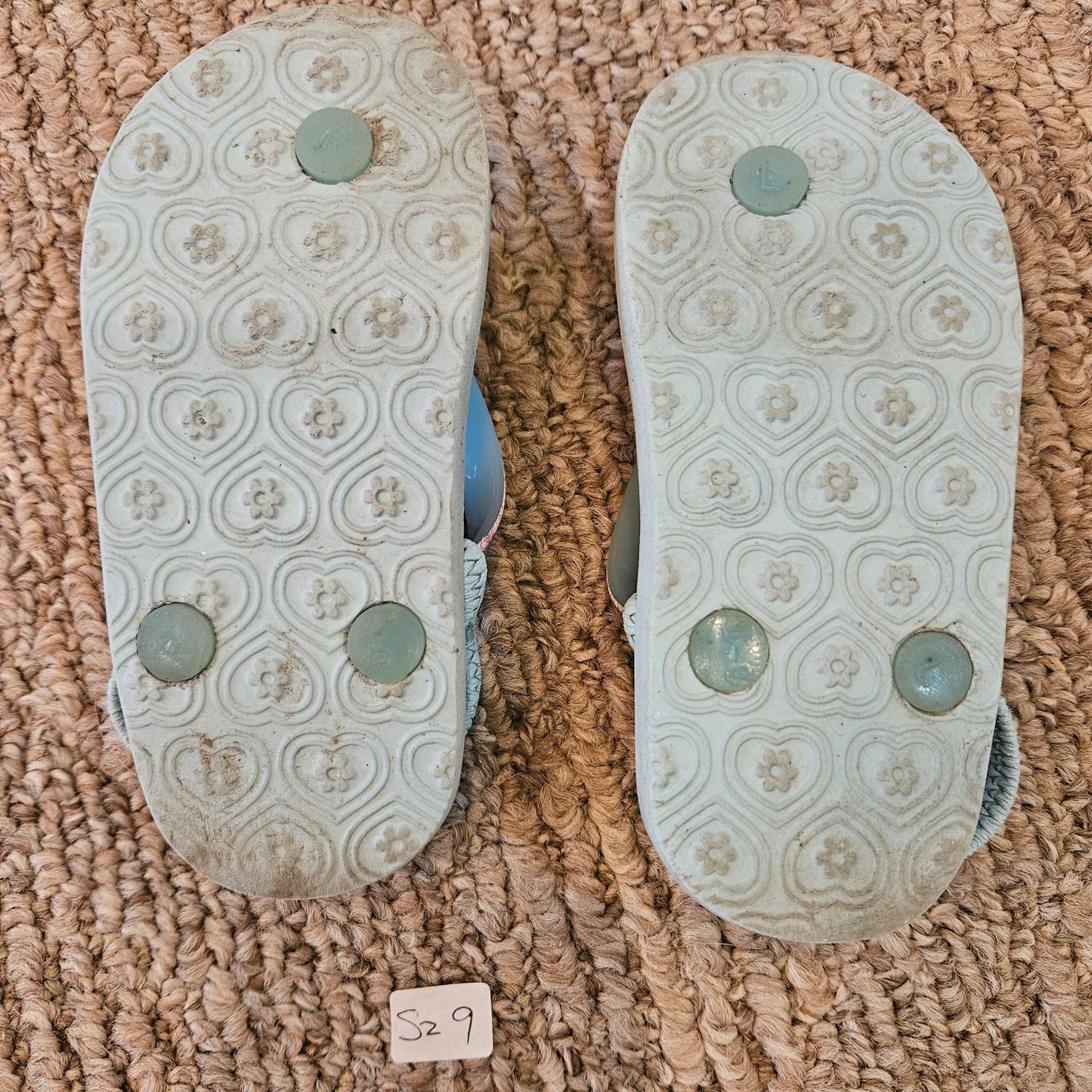 Girls flip flops size 9, Shoes 9 (Toddler:2-4yr)