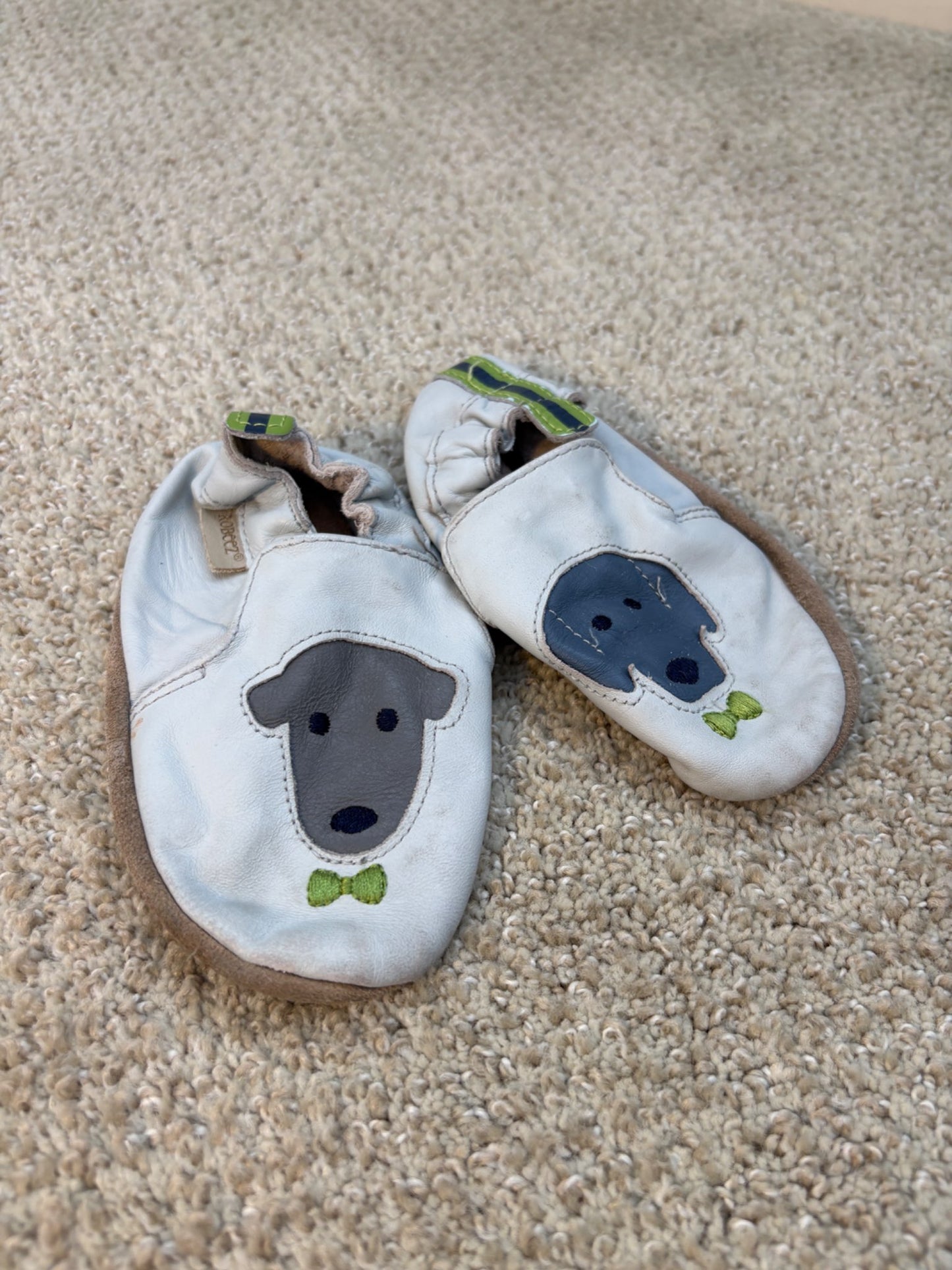 Robeez 18-24 months puppies , Shoes 6 (Walkers:12-24 mth)