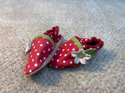 Robeez 0-6 months red polka dot flower, Shoes 0 (Baby: 0-12 mth)