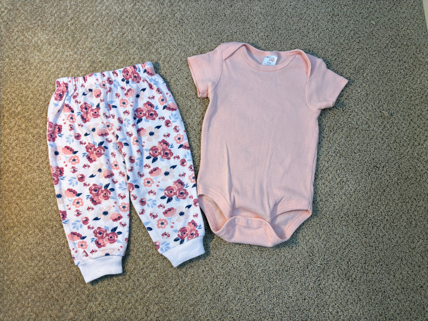 Soft pink and floral cozy outfit 6-9 months, Kids 9 Month (6-9M)