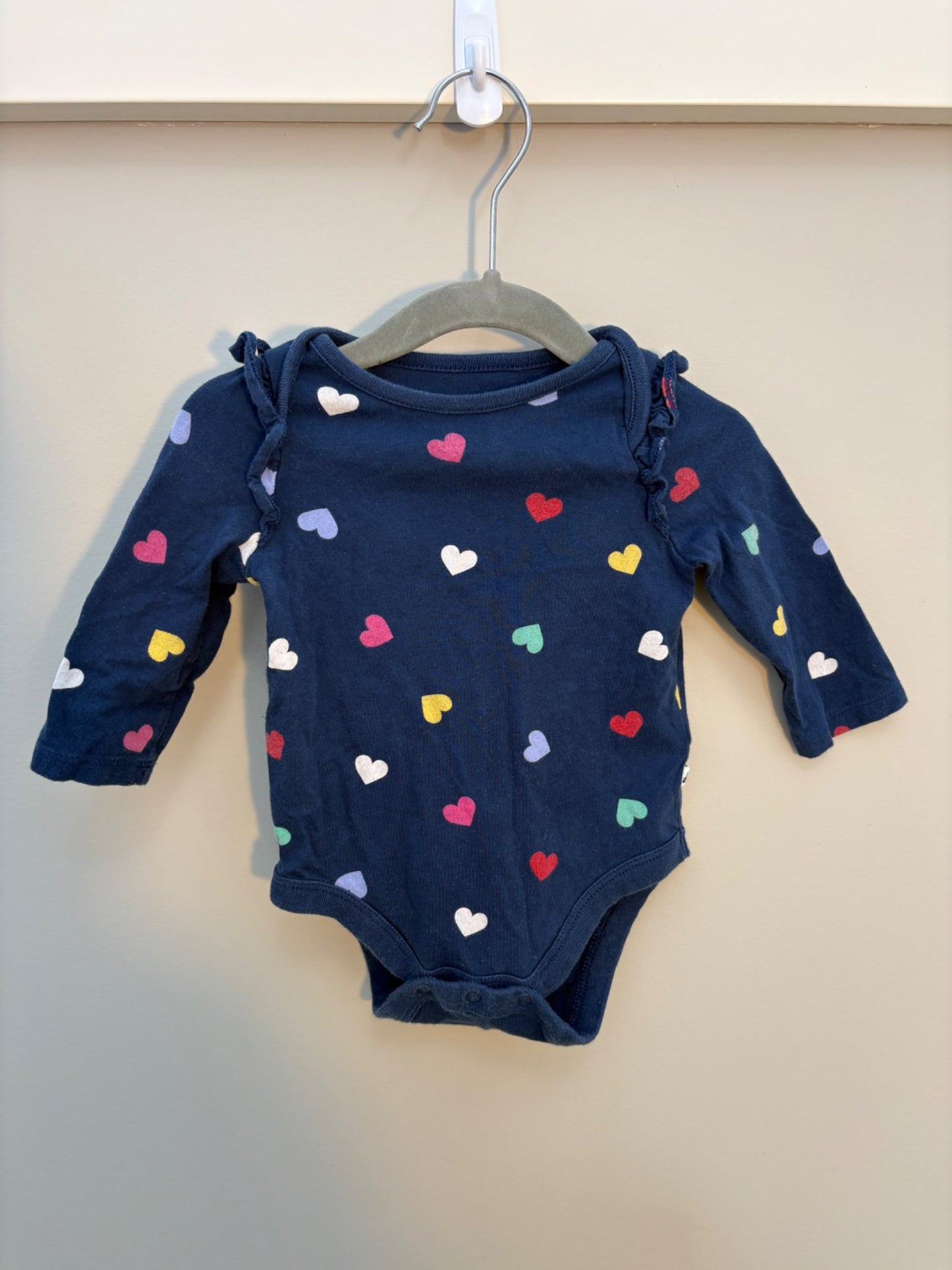Baby gap heart long sleeve onesie 3-6 months, Kids 6 Month (3-6M)