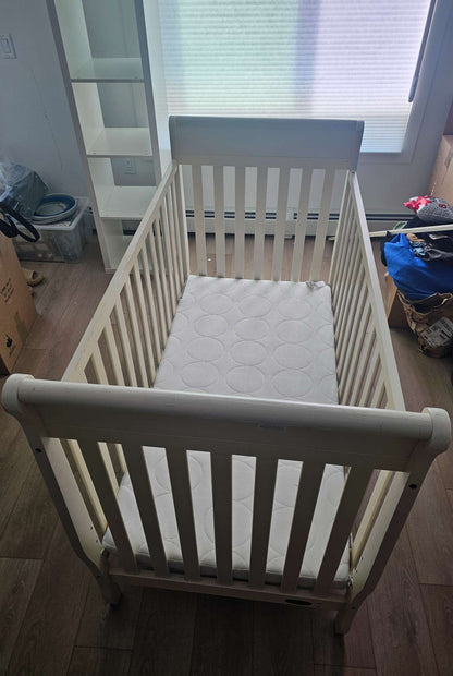 Graco Crib with Matress and Matress Protector