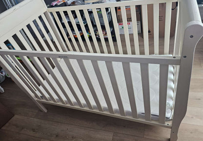 Graco Crib with Matress and Matress Protector