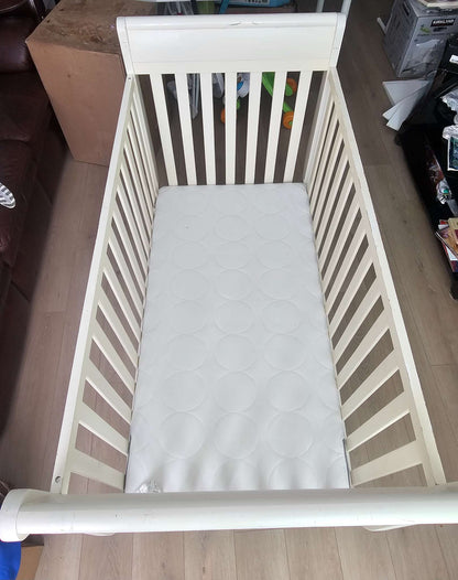 Graco Crib with Matress and Matress Protector