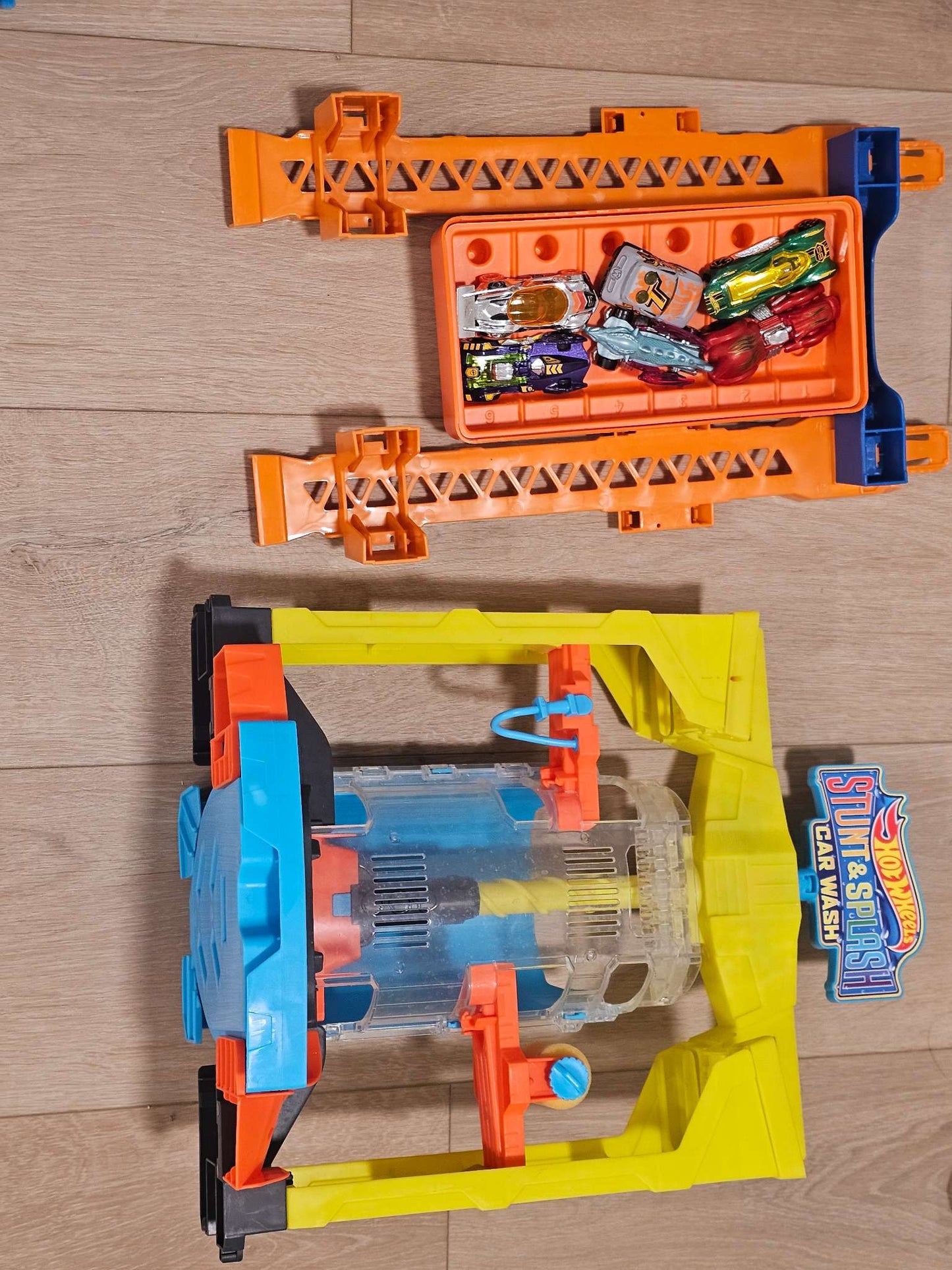 Hot Wheels Stunt & Splash Car Wash with Toy Cars