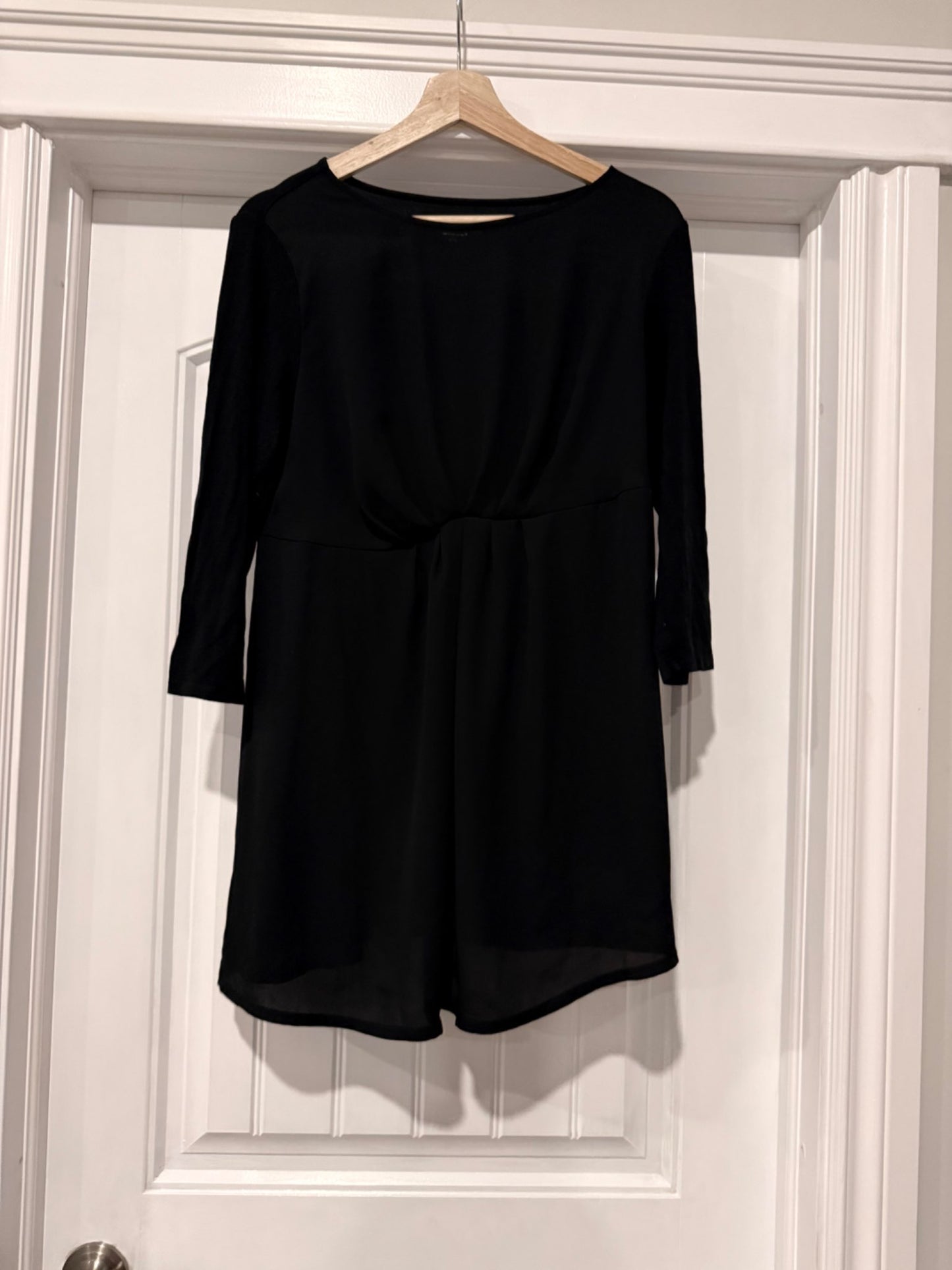 Liz Lange Partially Sheer material maternity top Size Small, Maternity S (4-6)