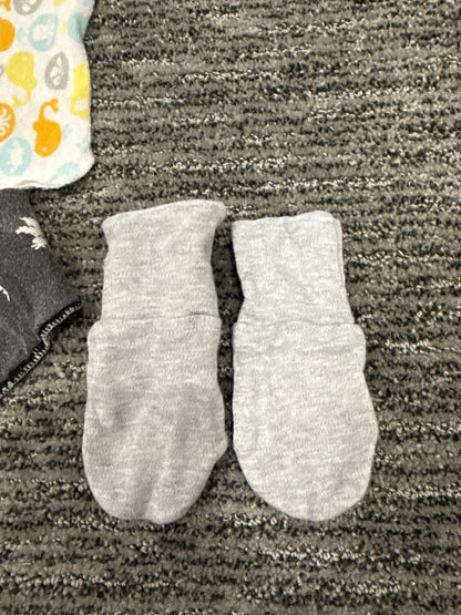 Baby foot, hand, bib and cloth set, Shoes 1.5 (Baby: 0-12 mth)