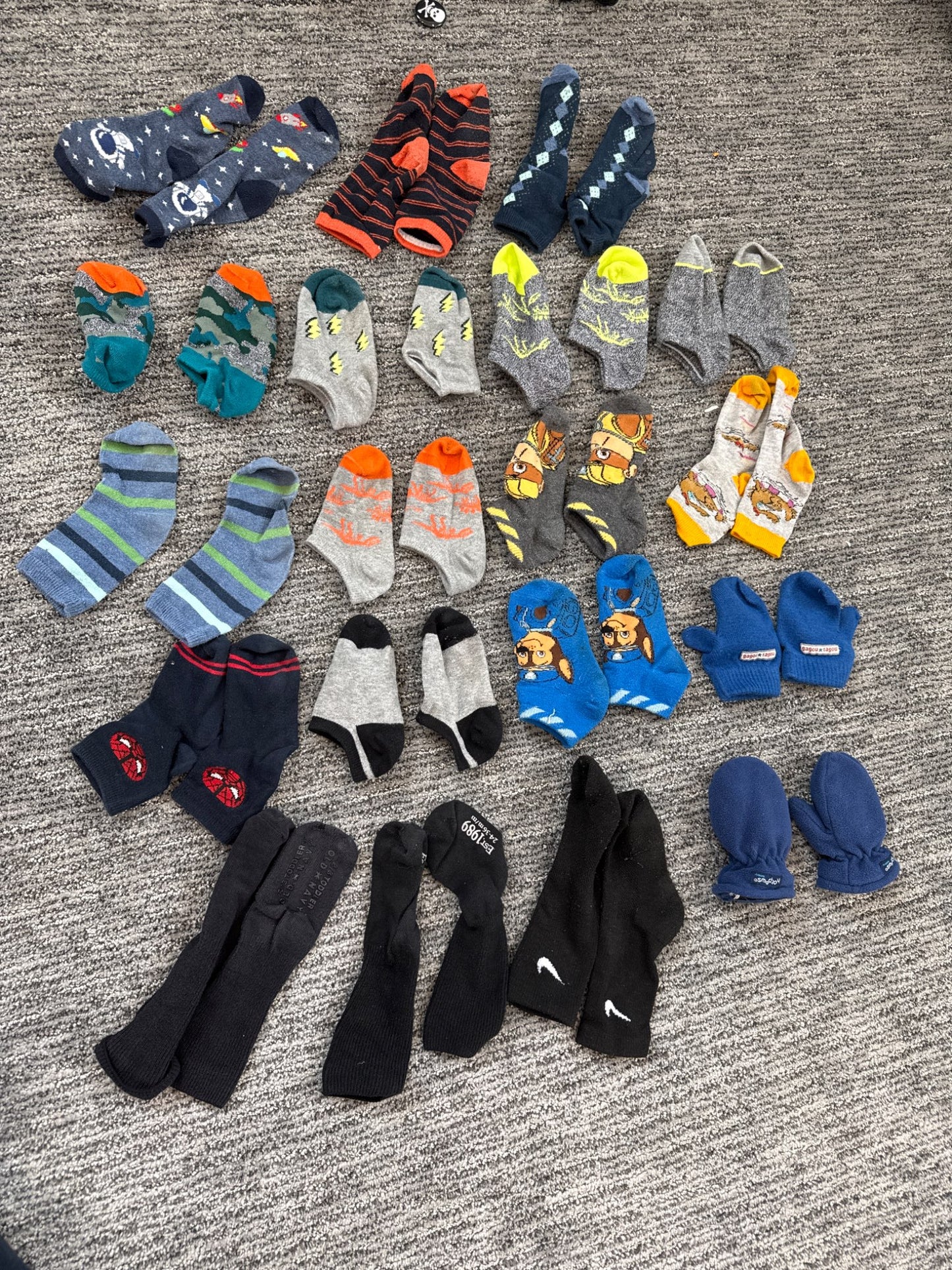 Boys (or gender neutral) sock (17) and mitt (2) bundle
