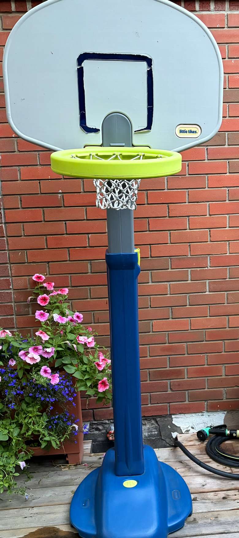 Little Tikes Adjustable Basketball set