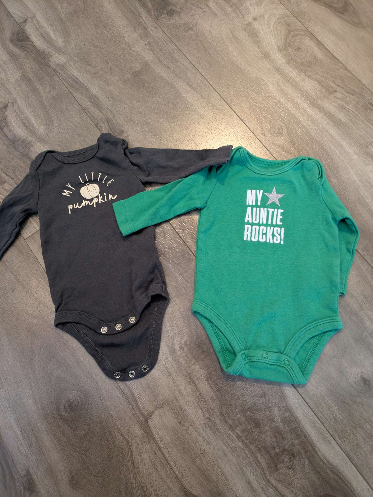 2 long sleeve onesies, Kids 3 Month (0-3M)