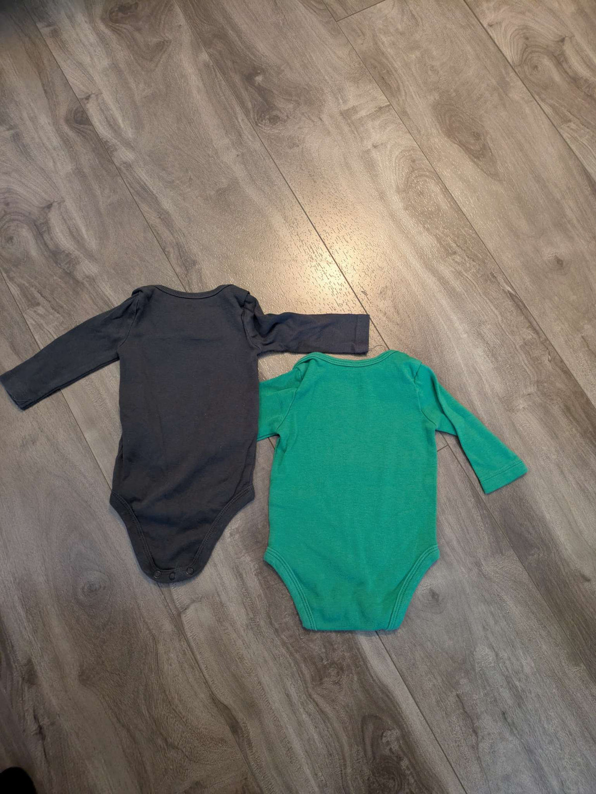 2 long sleeve onesies, Kids 3 Month (0-3M)