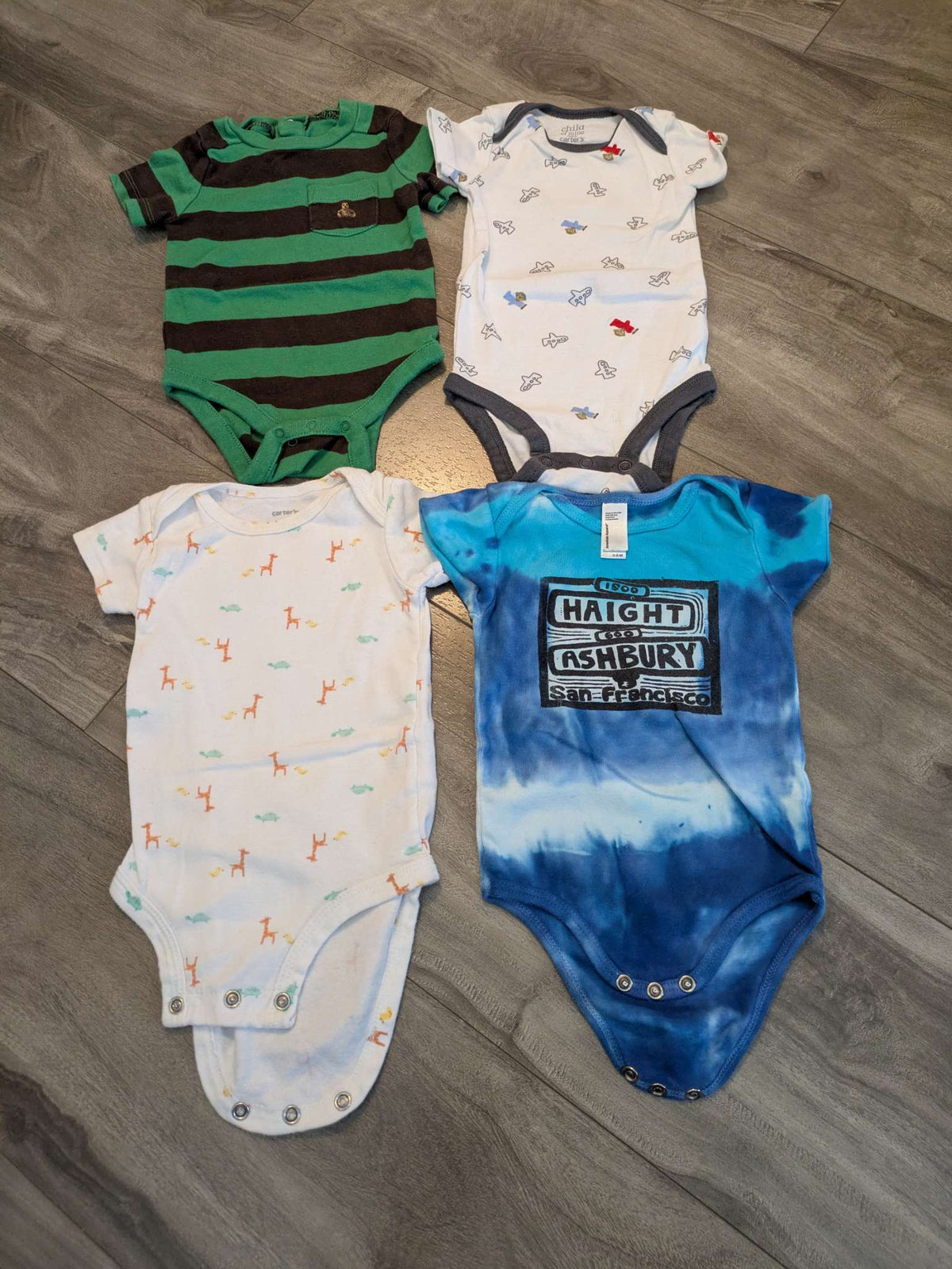 4 short sleeve onesies, Kids 6 Month (3-6M)